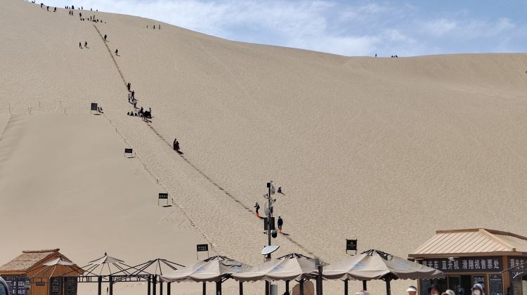 3-Day Dunhuang and Silk Road Wonders Private Tour· Mingsha Mountain And Crescent Spring, Mogao Caves and Yumen Pass