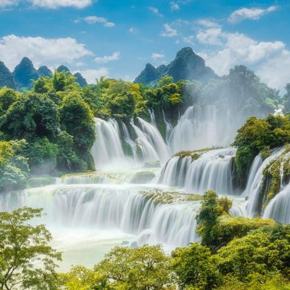 广西南宁+崇左+百色+河池+德天跨国瀑布景区5日4晚跟团游