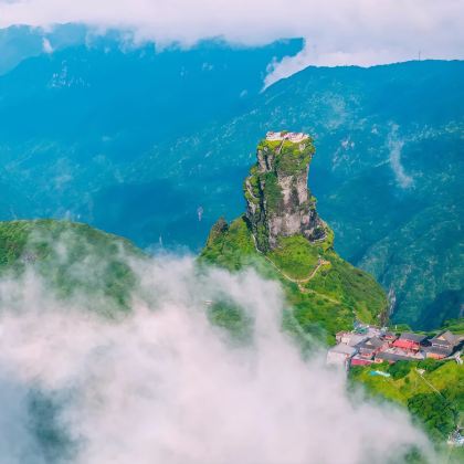 贵州黄果树景区+梵净山+镇远县+西江千户苗寨+荔波7日6晚跟团游
