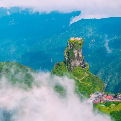 贵州黄果树景区+梵净山+镇远县+西江千户苗寨+荔波7日6晚跟团游