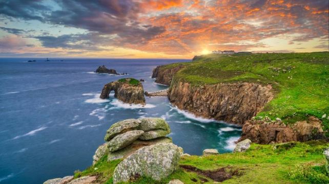 <4天>【探索英國南部海岸線風光】·英國白崖+巴斯巨石陣：保證1晚四鑽+七姐妹國家公園+布萊頓+聖艾夫斯海濱小鎮+天涯海角+伯恩茅斯碼頭(1人成團)