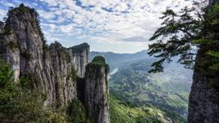 恩施大峡谷+腾龙洞风景区+狮子关旅游区4日3晚私家团·野趣鄂西#赠电子导游讲解『VIP包车定制@大峡谷全景·云龙地缝美拍飞瀑&擎天一炷香』1晚野奢大峡谷『腾龙洞装得下一座城』赏《夷水丽川》激光秀+解土司文化@微管家