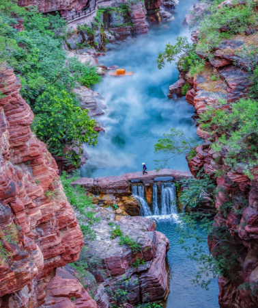 5D4N • Tour Henan's four great ancient capitals and unveil the cliff-hanging road of Wanxian and the Yuntai waterscape.