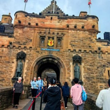 微留学.英国亲子研学夏令营跟团游14天|亲子共游+独立夏校|学生开展为期一周的阿丁利学院夏校营地活动|家长自由活动|共访伦敦、牛剑等，专业讲师带领深度导览大英、国家美术馆等|牛津剑桥大学学子深度导览