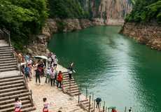 长江三峡+三峡大坝+重庆5日4晚跟团游·强烈推荐!2021-2025全新装修华夏神女系列高端游轮【选赠重庆八大景点小团游】20平米江景阳台客房 / 优选线路全5分高满意度 / 丰盛自助餐食 / 宽敞观景甲板 / 专人接站港口班车