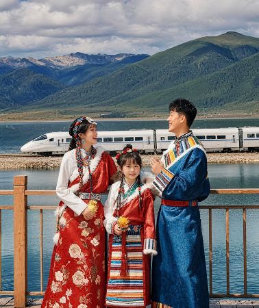 8D7N • Jiuzhaigou, Huanglong, Chengdu Research Base of Giant Panda Breeding, Sanxingdui, Emei, Leshan | Round-trip rail | Yak soup & Leshan beef | 4-star hotel