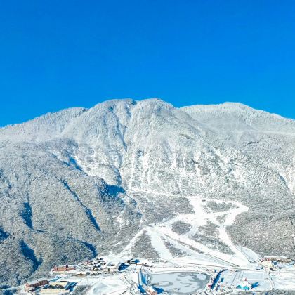 【滑雪】西岭雪山3天2夜冬令营  双板初级班  成都指定地点接送+门票索道+景区酒店+全程餐+滑雪不限时（含夜场）+全程教学+酷炫跟拍