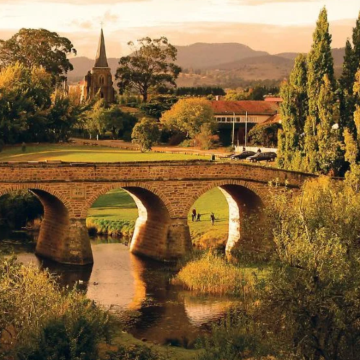 澳大利亚阿德莱德+霍巴特+奔富玛吉尔酒庄+格雷尔海滩+汉多夫德国村+澎湃粉红湖+亚瑟港历史遗址+酒杯湾13日12晚私家团