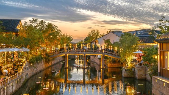 5-Day Essence of Shanghai Private Tour·Former French Concession, The Bund, Shanghai Jade Buddha Temple, Zhujiajiao Ancient Town, Qushui Garden, The City Temple of Shanghai