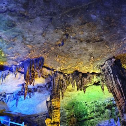 中国贵州铜仁梵净山+九龙洞+中南门历史文化旅游区2日1晚跟团游