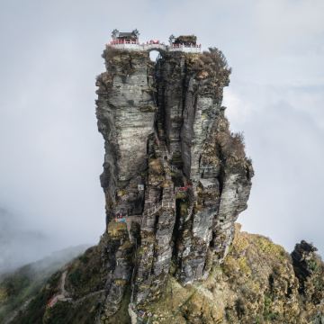 贵州贵阳+黄果树景区+荔波+西江千户苗寨+镇远县+梵净山6日5晚跟团游