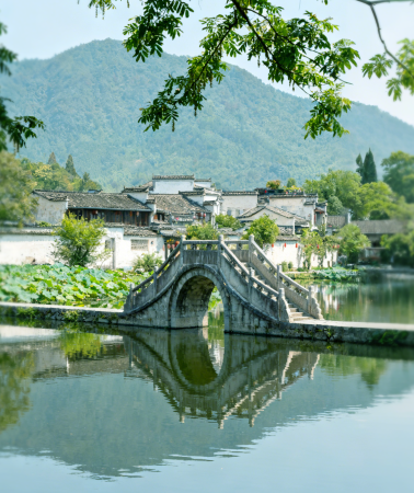 3D2N • Classic Itinerary | Huangshan Scenic Area + Hongcun Village: Stay for two consecutive nights at a high-quality 5-diamond hotel, explore the dreamlike Mount Huangshan Scenic Area and visit the ink-wash painting-like Hongcun Village. Includes admission tickets and round-trip cable car tickets, plus complimentary round-trip scenic shuttle bus for Mount Huangshan.