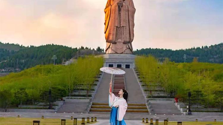5-Day Tour Jinan, the Spring City | Ascend Mount Tai | Visit Qufu, the Holy City | Explore Nishan Sacredland | Upgrade to 1 night in a 5-diamond hotel | Two museums | Two performances | Pray for blessings at Mount Tai | 12-person small group | Taste local specialty cuisine