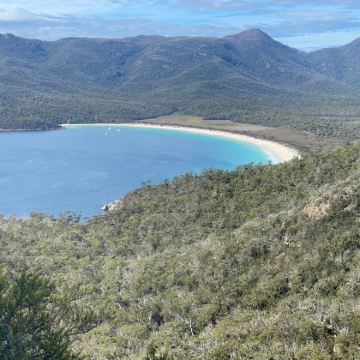 澳大利亚塔斯马尼亚霍巴特+布鲁尼岛+塔斯曼半岛+菲欣纳国家公园+卡德奈特峡谷保护区+摇篮山-圣克莱尔湖国家公园+酒杯湾观景台8日7晚私家团