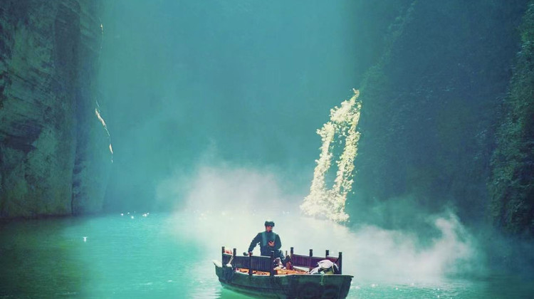 恩施市4日3晚私家团·Vip私家包车游·双谷双爱心之旅〖含50元船票&一价含必消景交〗司机上门接/车型任选<5座-9座 | 酒店免押金闪入住『屏山玻璃海“悬浮船”爱心打卡+地心谷·巴盐古道/地之心』