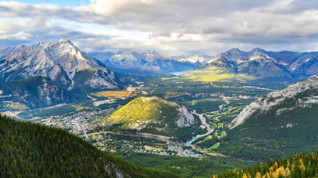 7-Day "VIA Rail Canada" Tour from Calgary·Banff & Jasper National Park, Bow Falls, Surprise Corner and Kamloops | Banff Free Day