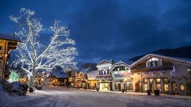 2-Day Wenatchee Tour from Vancouver·Christmas Lighting Festival, Seattle Premium Outlets, Leavenworth | Hotel Breakfast Included