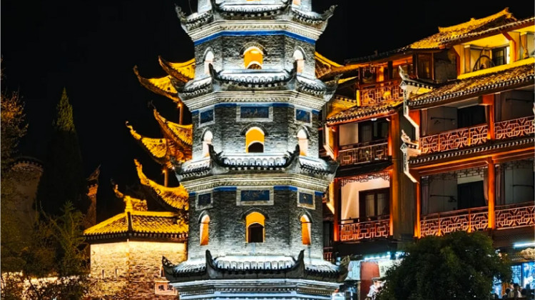 张家界+天门山+凤凰5日4晚跟团游·6人纯玩 一价全含0自费！6大VIP通道+商务保姆车【指定希尔顿+野奢漫岩山居+凤凰人文伴山甲级民宿】 赠百龙天梯+黄石寨索道往返+杨家界索道+茶歇点心+苗服换装