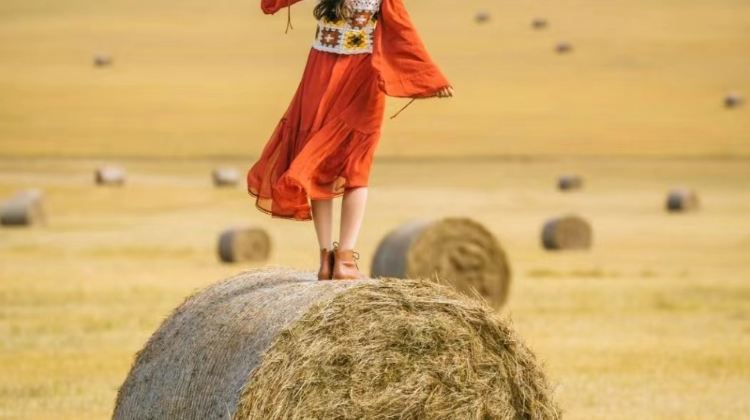 5-Day Hohhot + Wulanhada Volcano Geopark + Huitengxile Grassland + Whistling Dune Bay