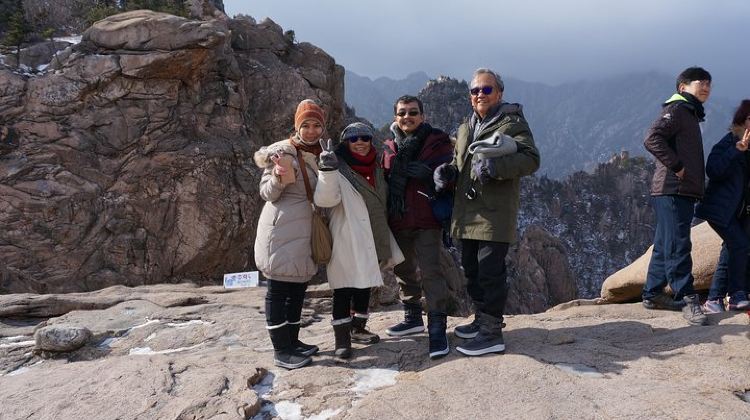 2-Day 2-Day Hike through the Scenic Valleys of Mt. Seoraksan from Seoul