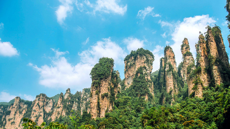 张家界+天门山+凤凰+芙蓉镇6日5晚拼小团·超V6人小团 &赠1100元出游礼包&1+1商务保姆车【五星级酒店/碧桂园别墅&山顶观日出】VIP通道&湘西全景游&天门山大索道+百龙天梯+沱江泛舟&50高餐标&苗服换装&24H接机&凤凰三景