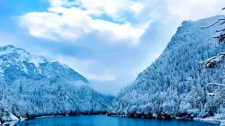 10-Day Private Tour: Chengdu, Jiuzhaigou, Huanglong National Scenic Area, Mount Emei, Leshan, Dujiangyan | Sichuan Opera Face-changing Performance + Tibetan Costume Photo Session·  