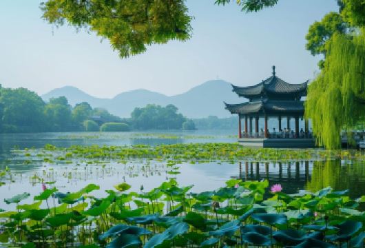 西湖+宋城一日游【杭州宋城，一个可以“穿越时空”的地方!踏入其中，就像开启了一场大宋旧梦。古色古香的建筑错落有致，身着】