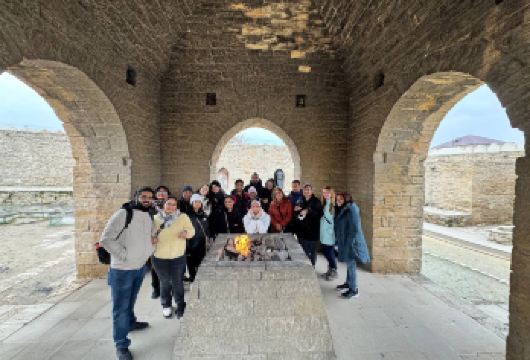 阿特什加火神庙和燃烧山之旅【感受亚纳尔达格火焰那迷人的蓝色光芒 惊叹于盖达尔·阿利耶夫文化中心流畅的曲线结构 巴库火神庙是一处古老的琐罗亚斯德教遗址，数百年来，天然火焰一直燃烧至今。】