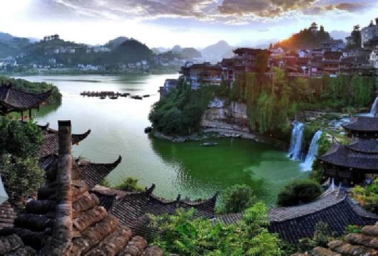 芙蓉镇+芙蓉镇大瀑布一日游【芙蓉镇瀑布/探秘苗疆/畅游省心】【跨域凤凰古城，芙蓉镇两古镇】