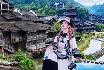 贵州遵义乌江寨国际旅游度假区一日游【看夜景/独竹漂】【[古韵乌江寨]赏山水古寨，观梦幻光影，一路无忧，尽享美好！】