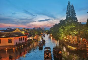 乌镇东栅+南浔古镇一日游【南浔夜景|杭州市区上门接】【一天游玩2大5A级水乡古镇，同时可欣赏到南浔水乡的唯美夜景。】