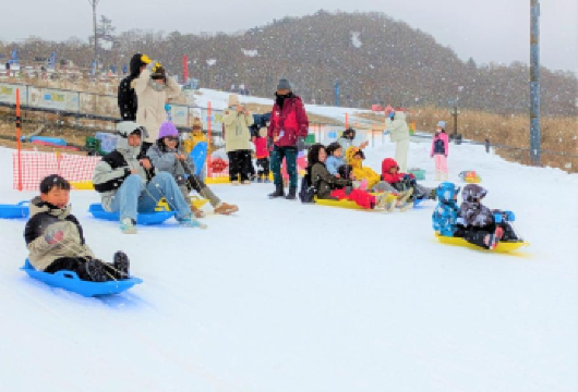 日本富士山二合目YETI滑雪&温泉度假一日游【零基础友好！在富士山二合目YETI滑雪场畅玩粉雪，专业教练指导，轻松享受滑雪乐趣。】