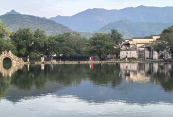 宏村景区半日游【一天两班，市区免费接送，纯玩无购物一人起发】【推荐一：[全景宏村]宏村景区随心逛，保证足够的游玩时间，南湖、月沼、祠堂等景点一网打尽。】