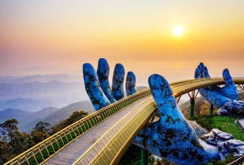 巴拿山和金桥私人游览，提供中文或英文导游服务【游览巴拿山，这座古朴的前法国避暑胜地如今已成为越南最受欢迎的景点之一。 走过网红打卡地金桥，桥身由一双巨大的手支撑着。 参观巴拿山的大佛。探索用于酿酒的古老酒窖。】