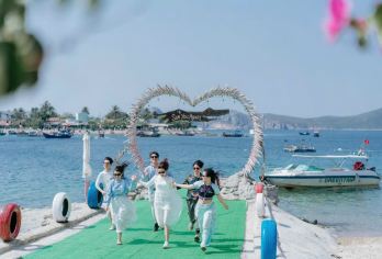 探索越南芽庄的绿色绿洲——大坝湾探险之旅【乘船游览芽庄湾，欣赏包括湖潭和珍珠岛在内的著名地标全景。 在绿洲漂浮筏上体验各种趣味活动：立式桨板冲浪、浮潜、游泳以及可选的水上运动 在爱情岛上享用海鲜烧烤午餐，并加入热闹的泡沫派对。】