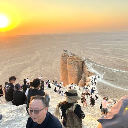利雅得世界之崖悬崖徒步与阿拉伯瞪羚保护区四驱越野日落之旅