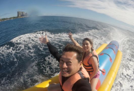 麦克坦岛三项水上运动——滑翔伞、水上摩托艇和香蕉船【从山顶俯瞰麦克坦岛及其邻近岛屿的全景和令人兴奋的景色 感受刺激，穿过海滩，乘坐水上摩托艇，体验 15 分钟的刺激 乘坐香蕉船，在高速海上冒险中乘风破浪，并努力保持 15 分钟的平衡】