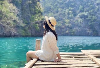 科隆岛之旅【在被高耸的石灰岩悬崖和宁静的自然环境环绕的清澈湖泊中游泳。 在生机勃勃的珊瑚礁中浮潜，欣赏海洋生物和五彩斑斓的水下景色。 在洁白的沙滩上放松身心，这里是游泳、日光浴和享受阳光的理想场所。】