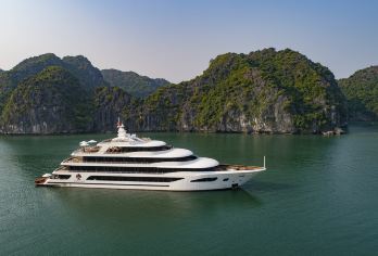 越南下龙湾一日游从海防市区出发【我们是越南本地人船队自营】【走下龙湾世界遗产奇观遗产线路：天堂岛、惊讶懂、穿洞】