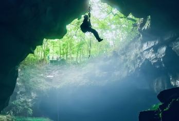 荔波酷玩森林悬崖咖啡·地心探险一日游【独立包车游+上门接送】【独特的“野奢”体验。无论是想在悬崖边品尝咖啡，还是深入神秘的地下溶洞，这里都能满足你对冒险的期待。】