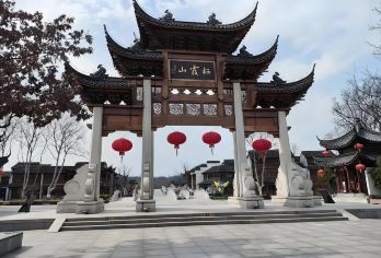 【秋日限定】栖霞山半日游|含车含门票|可选场次【[秋季限定]中国四大赏枫胜地体验，定格金陵秋日美好，专业车辆接送，行程从容不迫】