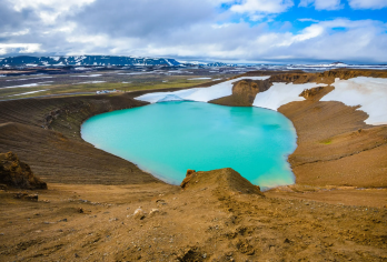 冰岛胡萨维克一日游（包车中文司机）观鲸、地热浴与火山奇【熔岩迷宫又叫“黑色城堡”，是火山喷发后冷却的一大片黑色岩石区域，形状千奇百怪。】