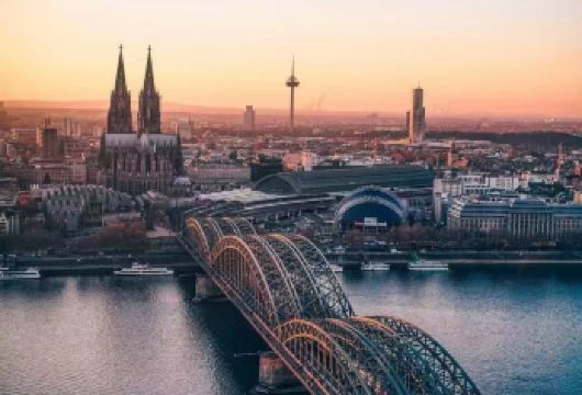 德国法兰克福往返科隆一日游【10H包车+中文免费定制】【尊享一对一高端行程定制，豪华包车专属礼遇，专业旅行顾问24小时恭候垂询。】