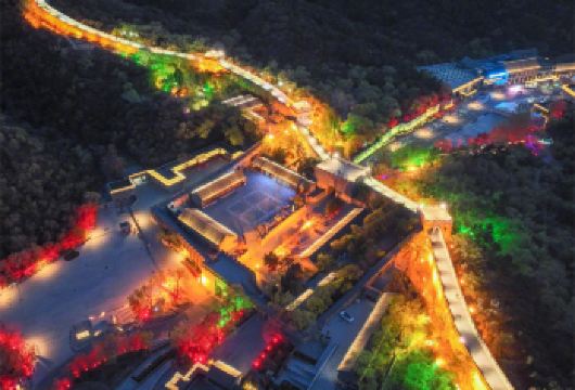春节特惠|北京八达岭长城夜游【巴士达丨车费+门票丨灯光秀】【[行程亮点]八达岭夜游专线，避开烈日炎炎一站直达，摆脱换乘烦恼，省心、省力】