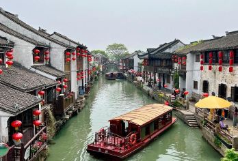 苏州周庄+山塘街一日游【含游船｜看小桥流水人家•赏水乡美景】【[园林水乡 ]纯玩天天发班，随时出发！深度沉浸+专业讲解，品读内涵景点，拒绝走马观花，此行不留遗憾！】