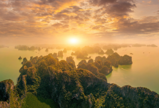 下龙湾五星级大使号日间游轮：自助午餐、日落派对 - 仅限中文订单【乘坐豪华日间游船，穿梭于下龙湾的翡翠色水域之间，高耸的石灰岩喀斯特地貌与联合国教科文组织遗产的壮丽景色环绕四周。 尽情享受放松与娱乐时光，品尝丰盛的自助午餐，参加活力四射的DJ泳池派对，在按摩浴池中惬意浸泡，并在日落时分聆听金色时刻的悠扬旋律。 开启您的专属冒险之旅——探秘奇幻的惊讶洞，登顶蒂托夫岛饱览全景，或划着皮划艇穿越宁静的海湾，享受】