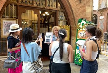 巴塞罗那：毕加索徒步之旅和博物馆参观【跟随巴塞罗那官方授权导游，了解这位艺术家的生平和灵感。探索毕加索的巴塞罗那，包括四只猫酒吧和阿维尼奥街等标志性景点。在导游的带领下参观毕加索博物馆，馆内珍藏着他早期创作的4000多件作品。】