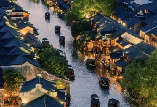 乌镇||东栅+西栅+西栅夜游【纯玩】江南枕水古镇嘉兴一日游【优选行程 畅游地标景点，寻国家宝藏，赏世界文化遗产，漫游古街感受此座老城慢时光。】