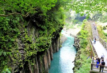 日本九州：高千穗峡谷+阿苏火山口+上色见熊野座神社&一日游【深入高千穗峡谷，漫步于清澈溪流与玄武岩柱之间，可自选搭乘小船近距离观赏瀑布与奇岩。】