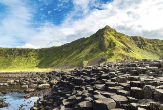 爱尔兰都柏林巨人之路+邓卢斯城堡+黑暗树篱一日游【沿安特里姆海岸行驶，一日串联自然奇观、古堡与影视地标。】